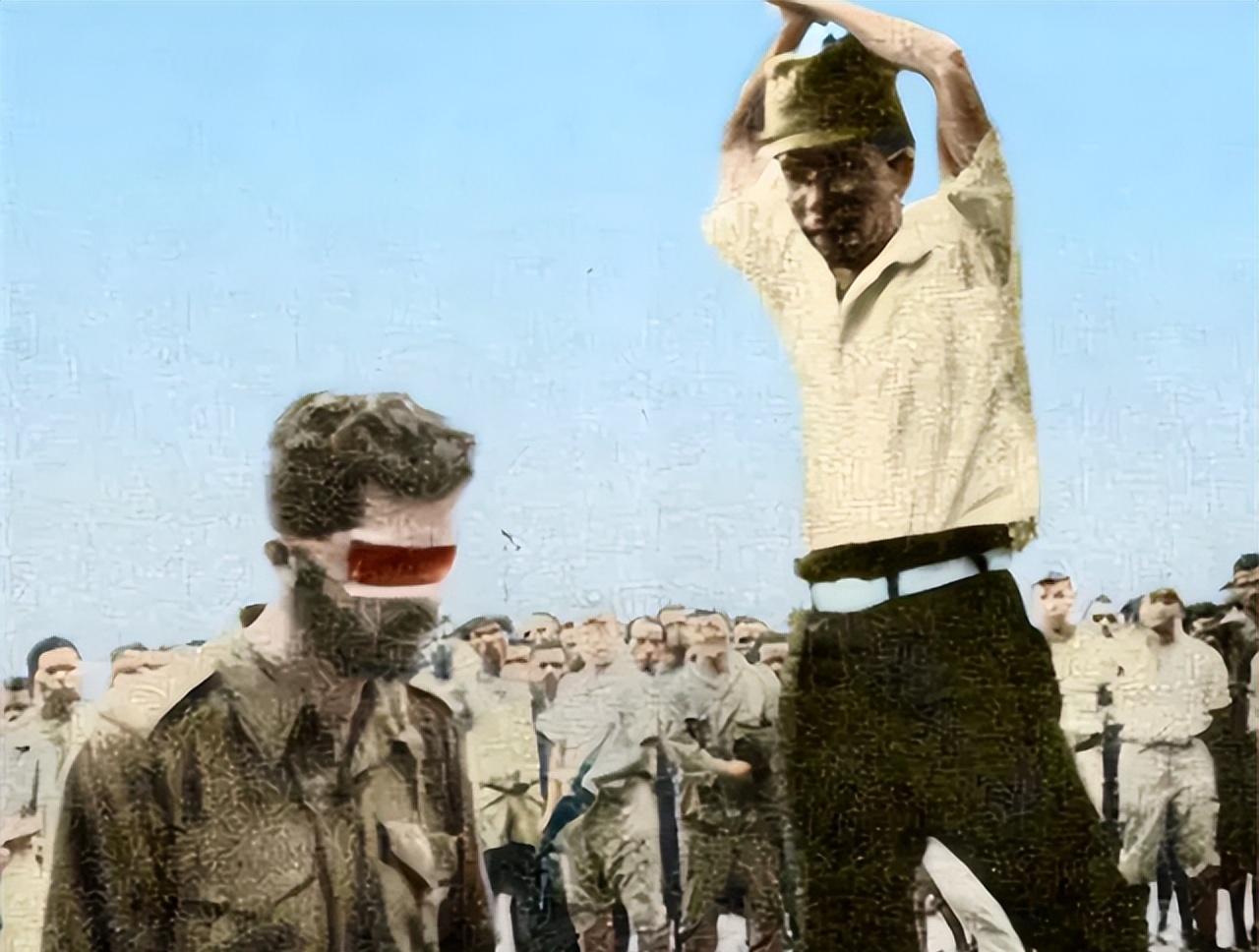 1943年的新几内亚岛，砍刀落下的瞬间，围观的土著爆发出欢呼。

被绑在木桩上的