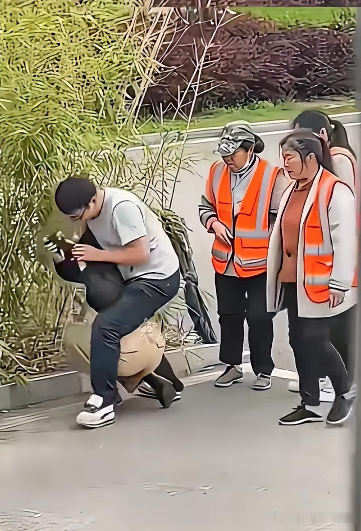 别费劲了，即便抢过来，又有什么意义呢？

高速服务区，自驾车男子在抢妻子手机，可