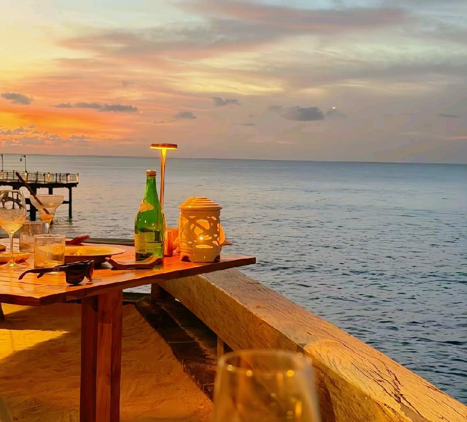 二十多岁的时候觉得孤独是因为穷，后来赚到了一些钱，发现更孤独了。三十岁的时候觉得