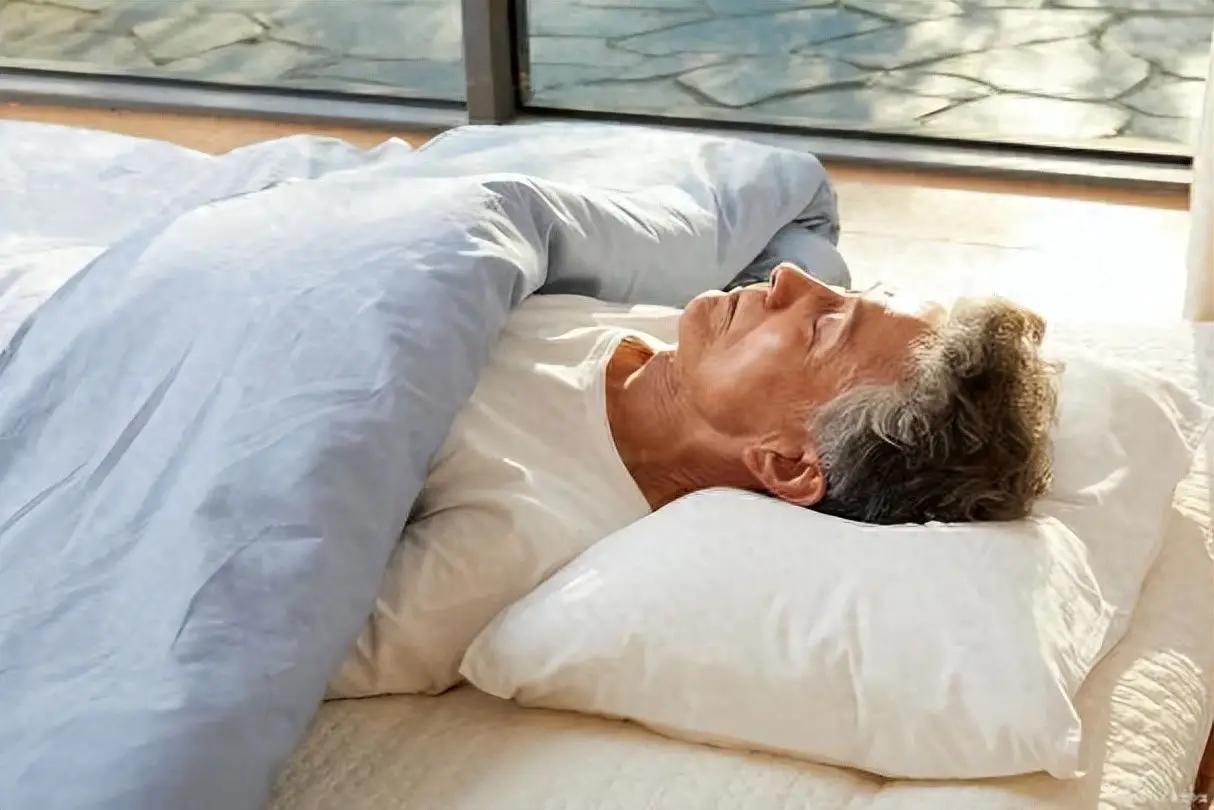 夏季睡眠和防晒有什么讲究？老祖宗用八个字就说清楚了

这八个字就是：夜卧早起，无