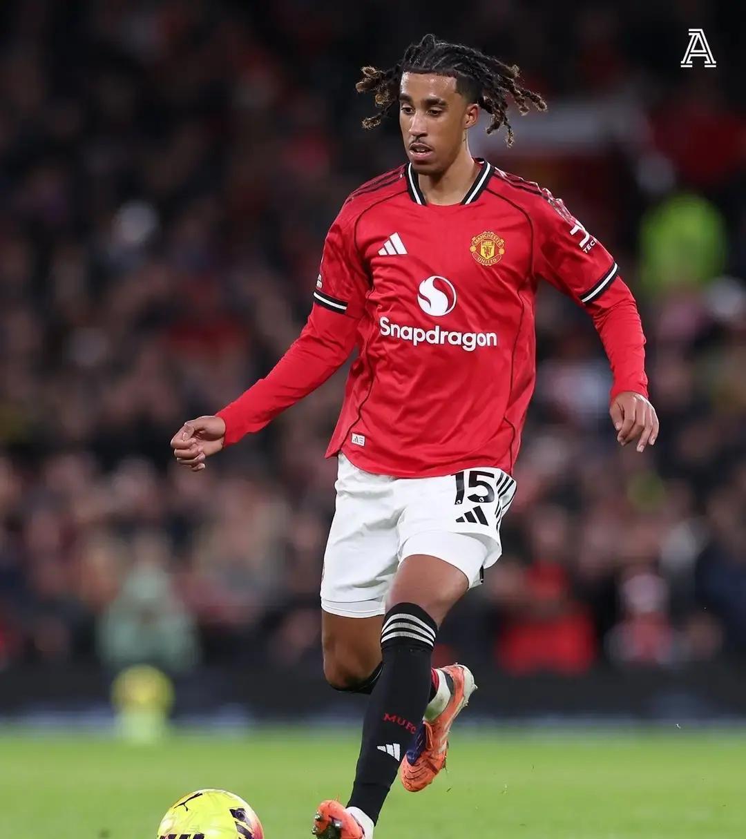 20岁踢了50场曼联首发
 
后卫线上一片伤兵，他18岁就被硬推首发，没掉链子。