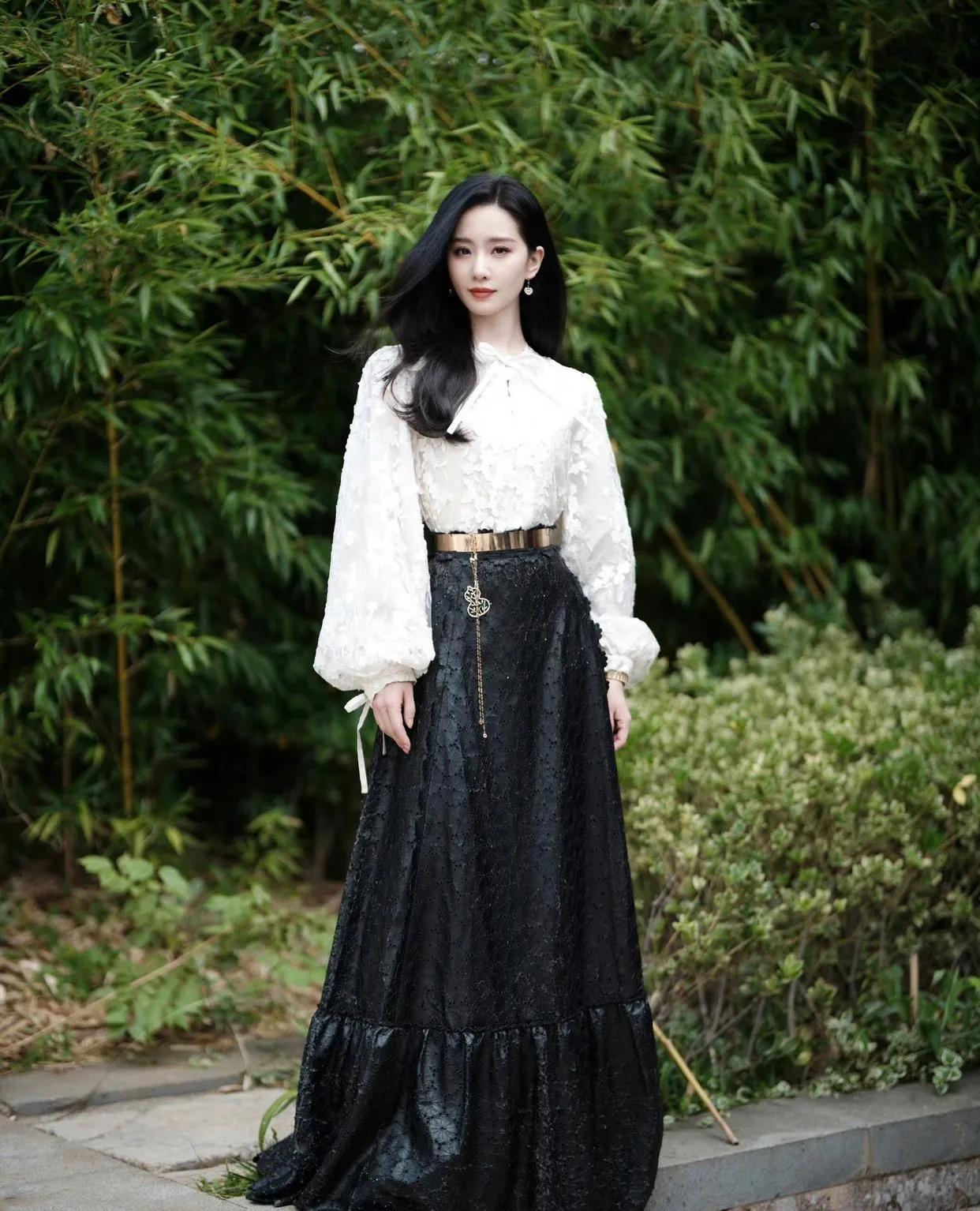 刘诗诗黑白配yyds✨
 
刘诗诗这组黑白蕾丝造型太绝了！
白衬衫配黑长裙，竹林