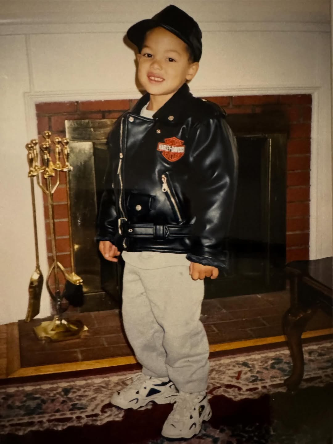 戈登晒了下自己的童年穿搭同款，这皮夹克确实不错！可能掘金球迷更喜欢第三张图那一件