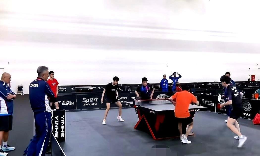 王皓秦志戬肖战三人亲自上阵，只为一对男双陪练！
 
决胜局1-4落后，两个05后