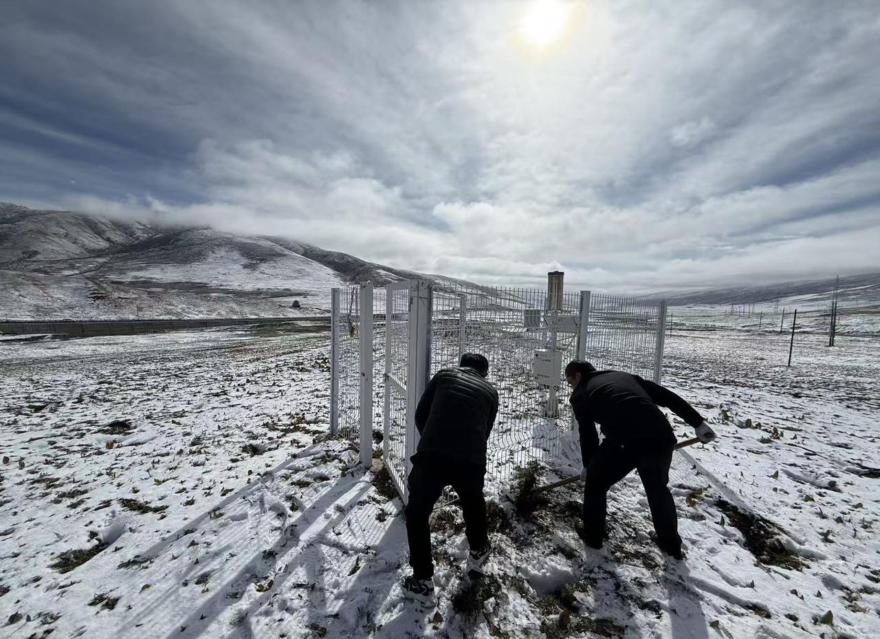 近日，青海省果洛藏族自治州久治县高原山巅迎来降雪。平均海拔4000米的雪域高原上