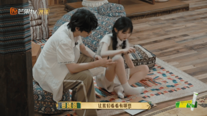 谁来管管田曦薇的拍照技术忙忙碌碌寻宝藏温馨有趣的拍照小插曲满是暖意，田曦薇认真记