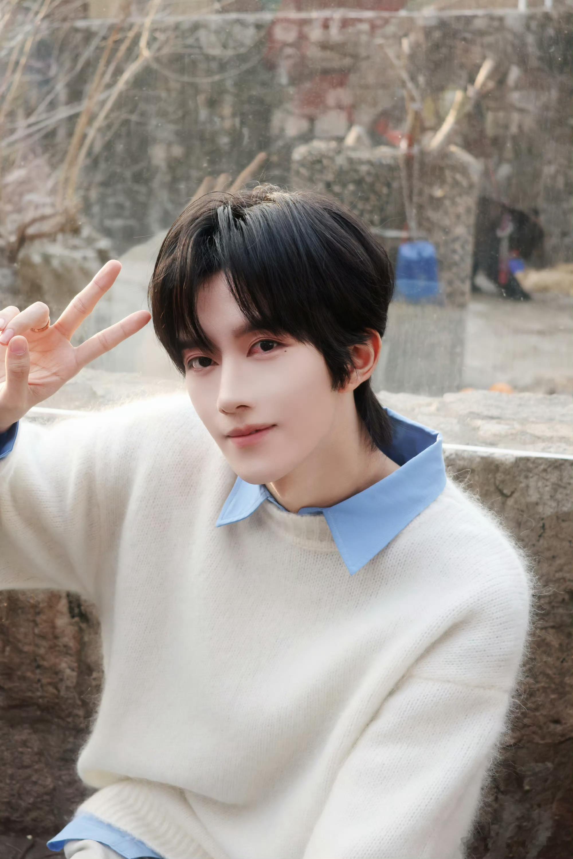 怎么红红的黄星眼睛怎么了黄星的眼睛黄星 戒指