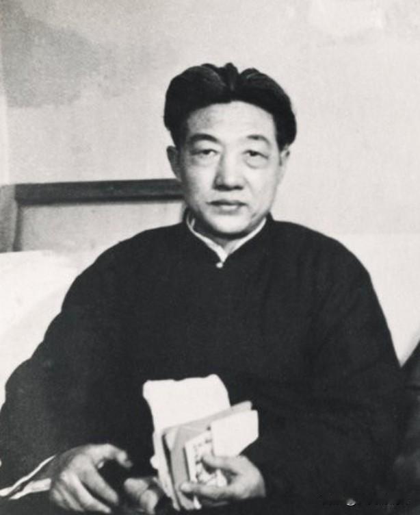 1947年除夕，徐悲鸿为刘金涛作画，刚画两只公鸡，停电了。眼看无法完成，徐悲鸿便