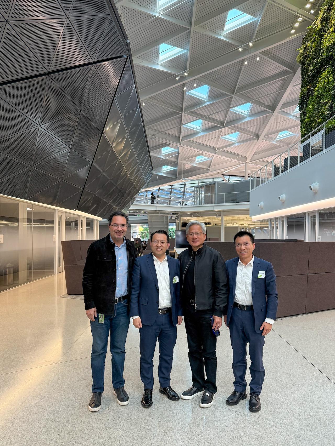 据内部人士透露，美国时间1月9日CES期间，吉利汽车CEO淦家阅率研发高管团队造