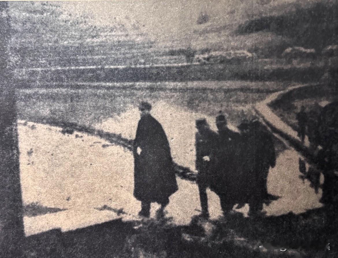 【老照片背后的故事152】
1940年11月16日，张自忠将军的灵柩从暂厝地移往