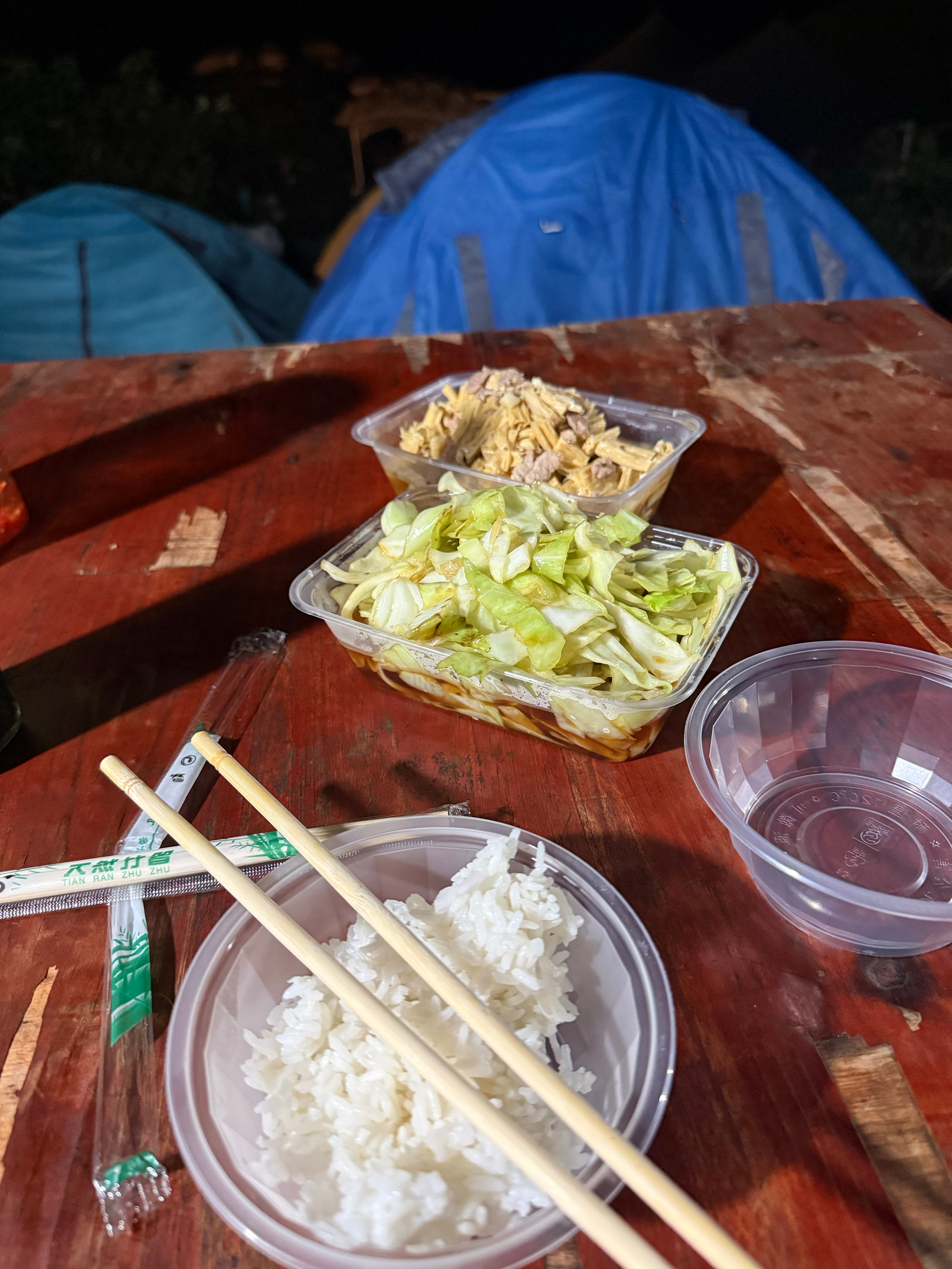 图一今晚的住宿图二今晚的饭菜想起跟艾文去盈江观鸟那个条件还比跟小陈爬山强… 