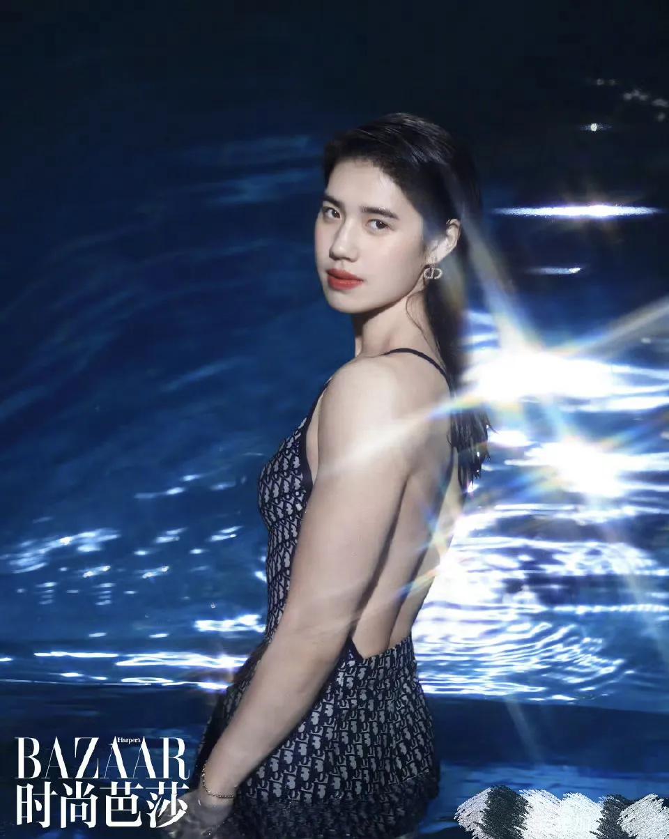 霍启山最近特别纠结，心仪对象张雨霏遭国际泳联不公正待遇，他又使不上力，一定心急如