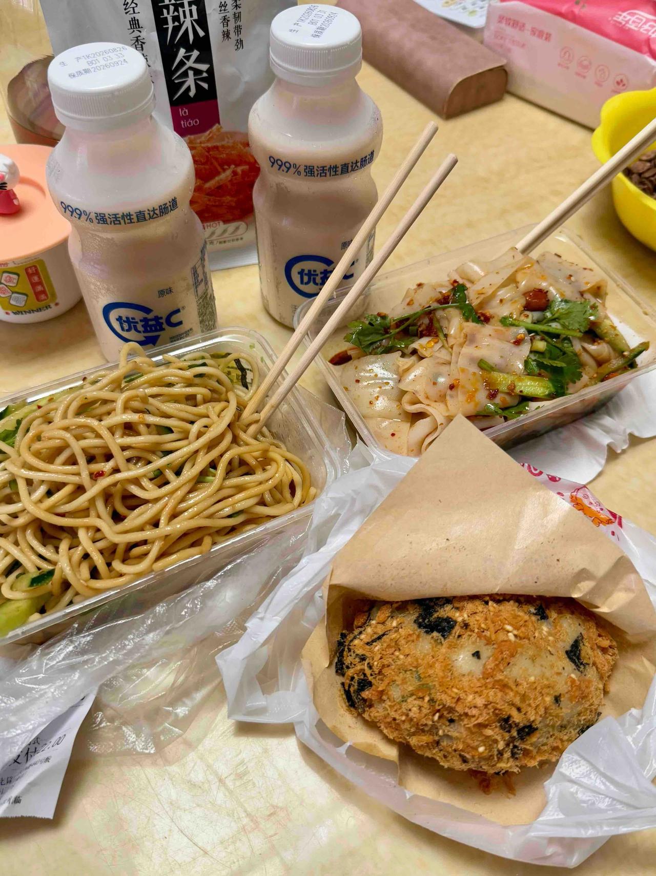 做人好难，如果可以我想做一根薯条。薯条很合群，一根薯条丢进一堆薯条里就找不到了；