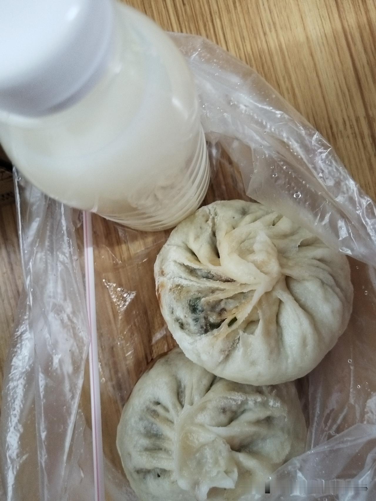 这样简单朴实的早餐，却是开启忙碌一天的“能量钥匙”。豆浆暖乎乎地顺着喉咙下肚，驱