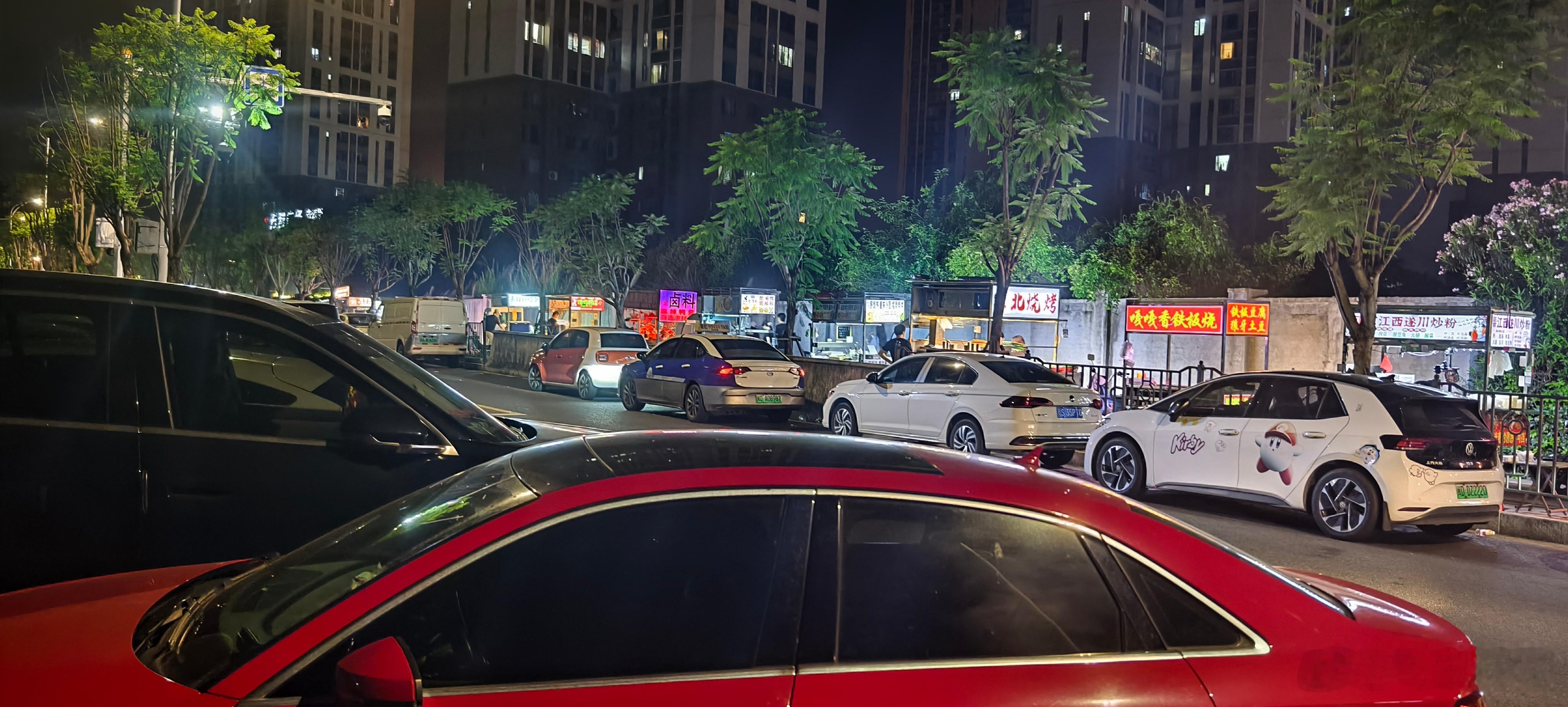 对于这种停路边省停车费的，不知道怎么给举报一下，太影响交通了