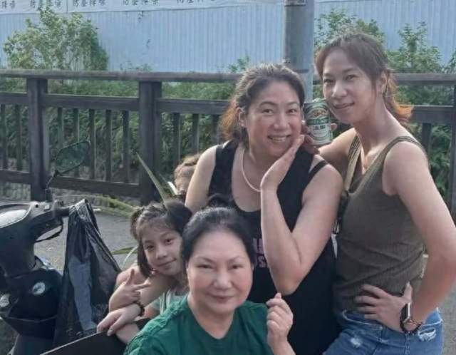 S妈中秋罕现身亲友聚会，染黑发比“爱心”，状态明显好转