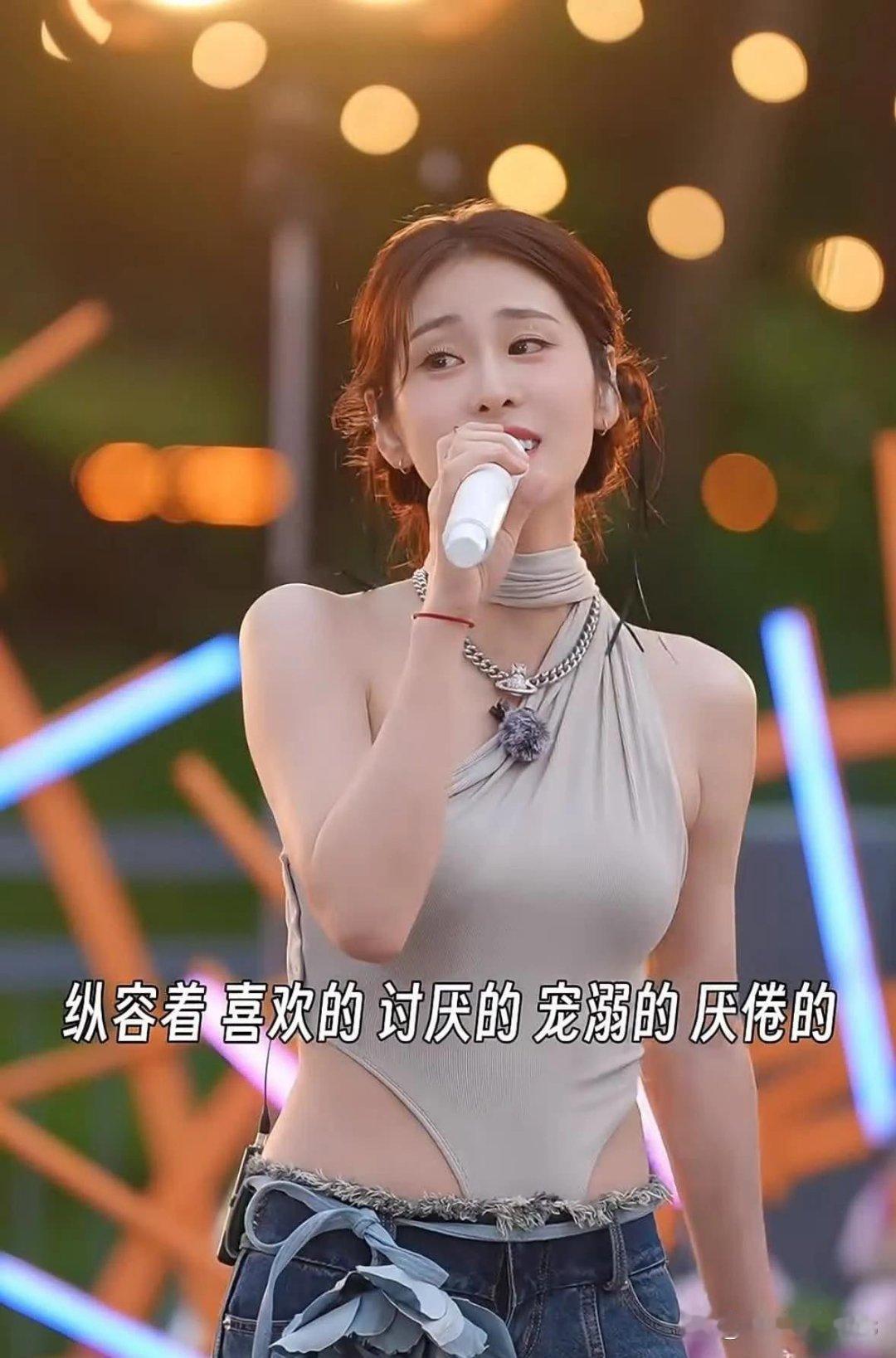 谁给张碧晨安排的衣服，一言难尽，怎么上厕所啊，太不方便了吧 