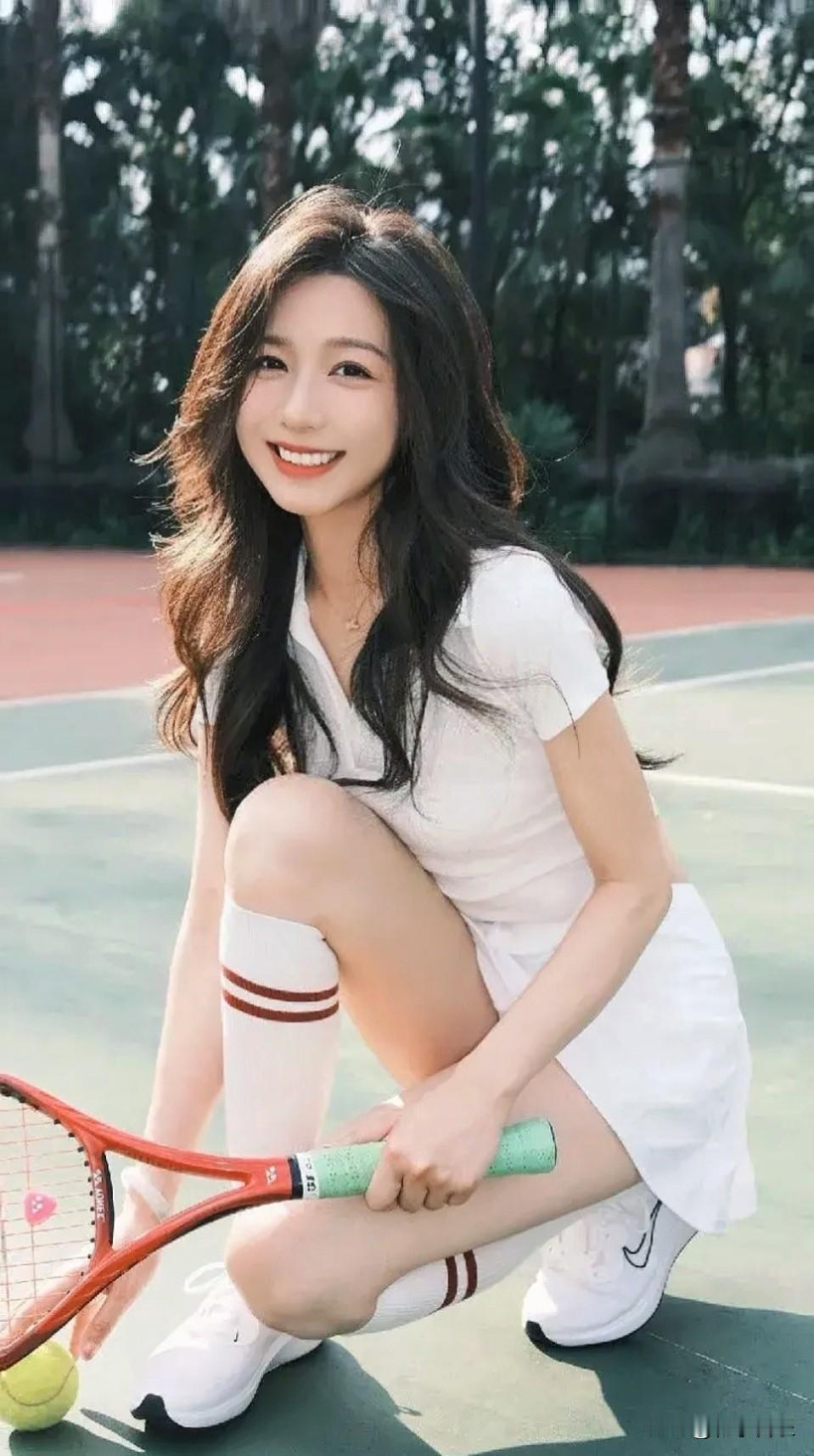 阳光下的网球少女，看着镜头微笑，青春洋溢，活力满满！🌞🎾👸‍🏻晒图笔记大