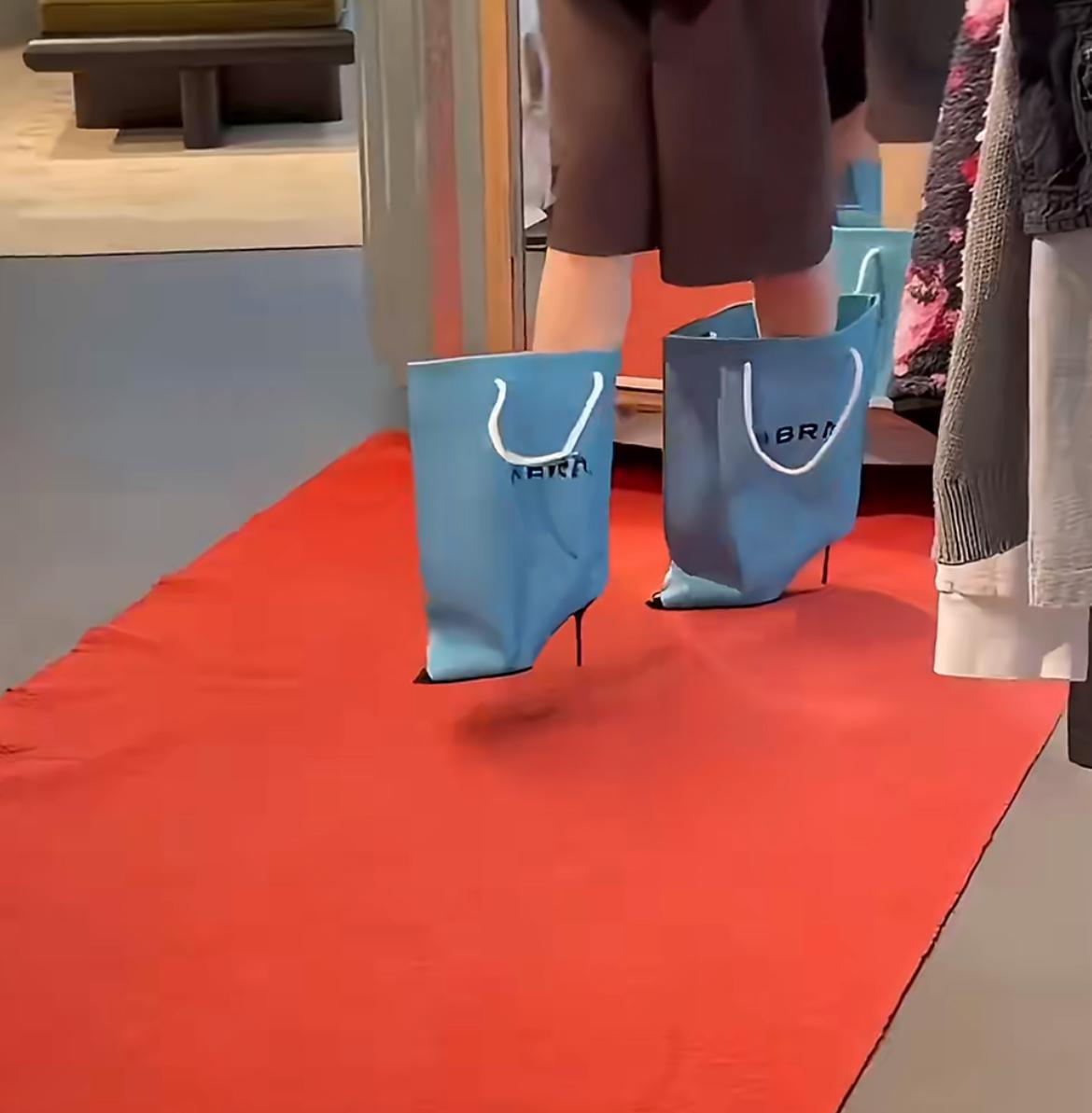 巴黎世家的设计师又出脑洞大开的设计“购物袋鞋”真正的解决了下雨天鞋子不能进水的难