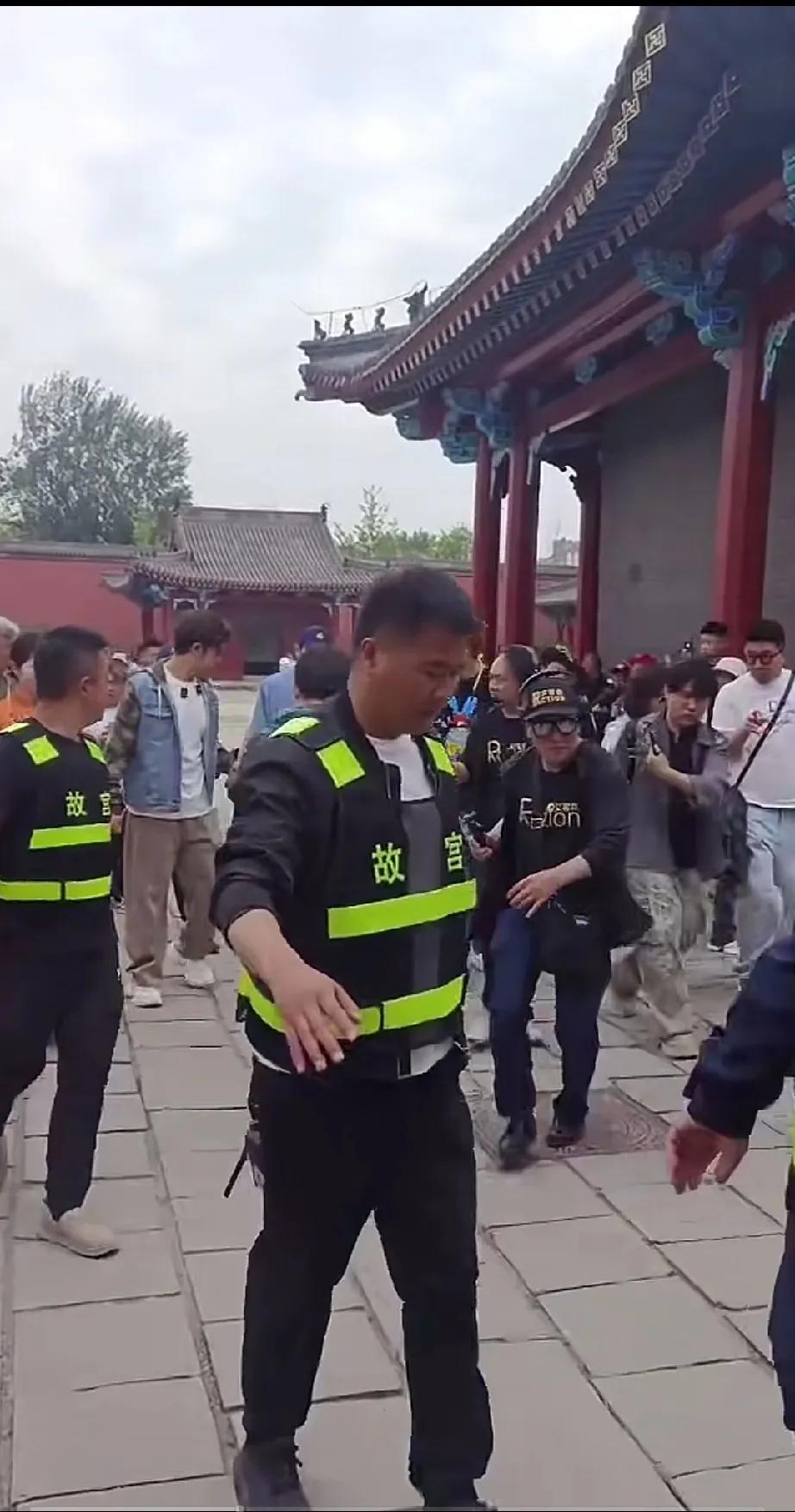 沈阳来大明星啦！快看，今天陪孩子去中街溜达，看到很多人往故宫方向跑，还以为发生了