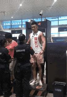 社牛的表演欲是谁也拦不住的。