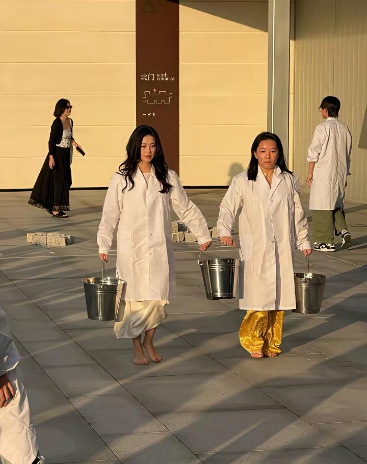 才发现女神很会干活！