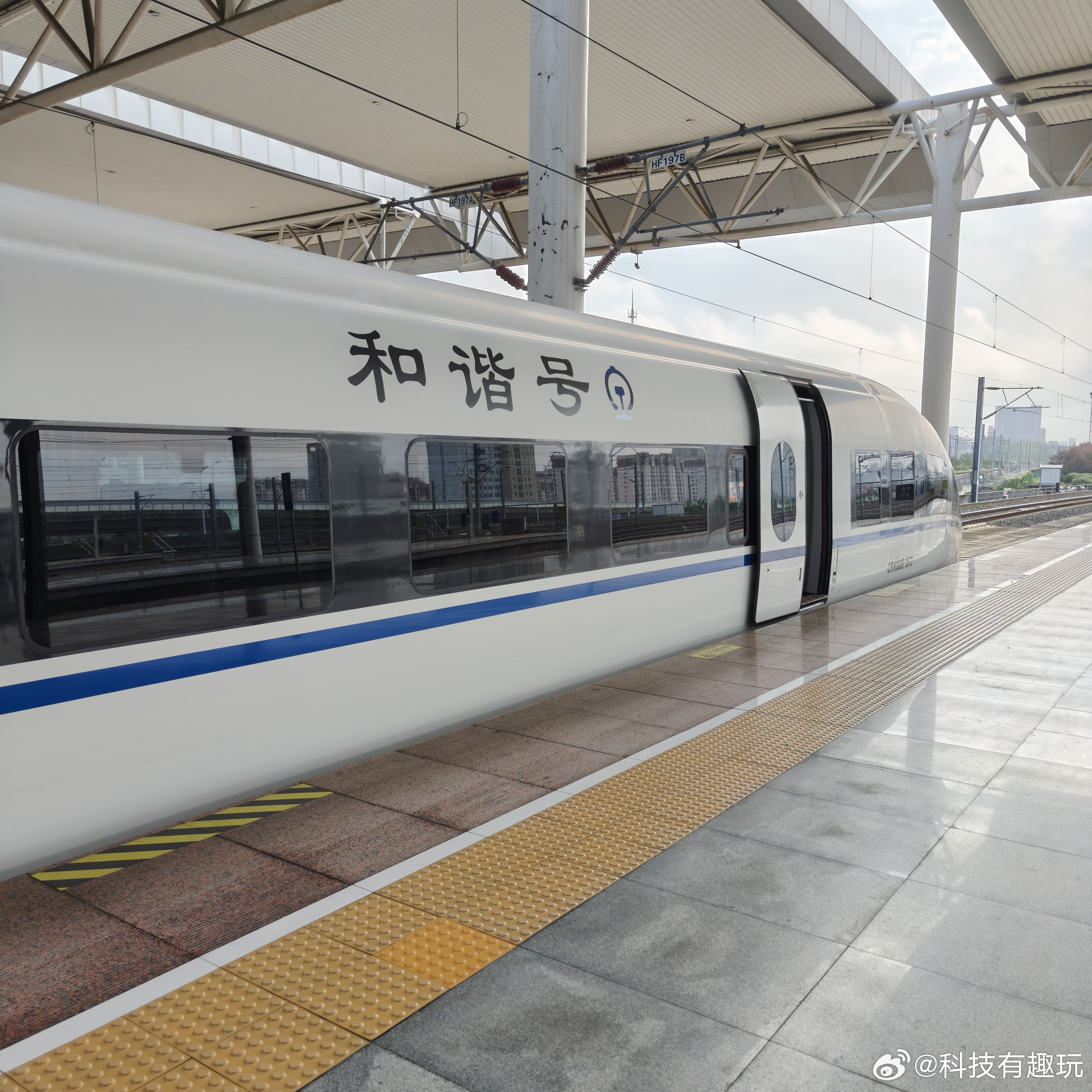 曾梦想仗剑走天涯，没想到现在睁眼就出发[淡淡的]  ​​​