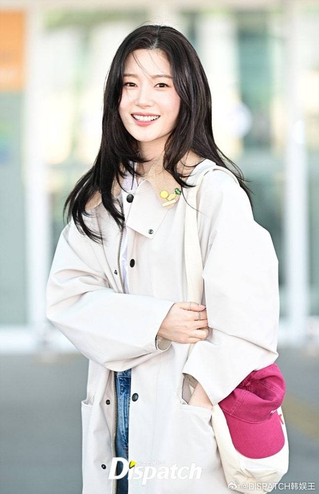 19日，郑采妍 经仁川机场出发，前往上海出席日程。 