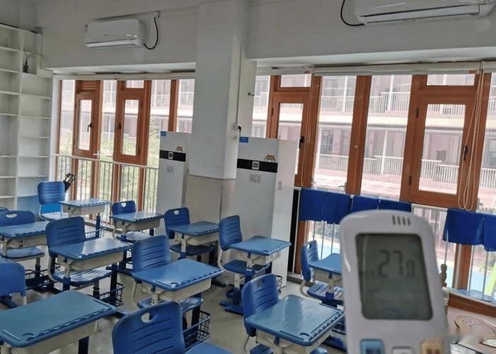 高温34℃却不开空调！广东多所学校陷入尴尬僵局
 
近期广东气温飙升至34℃，茂