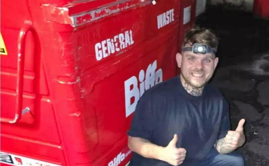 这操作也太绝了吧！英国34岁大哥杰克，每天晚上去翻商店垃圾桶，居然每月能赚560