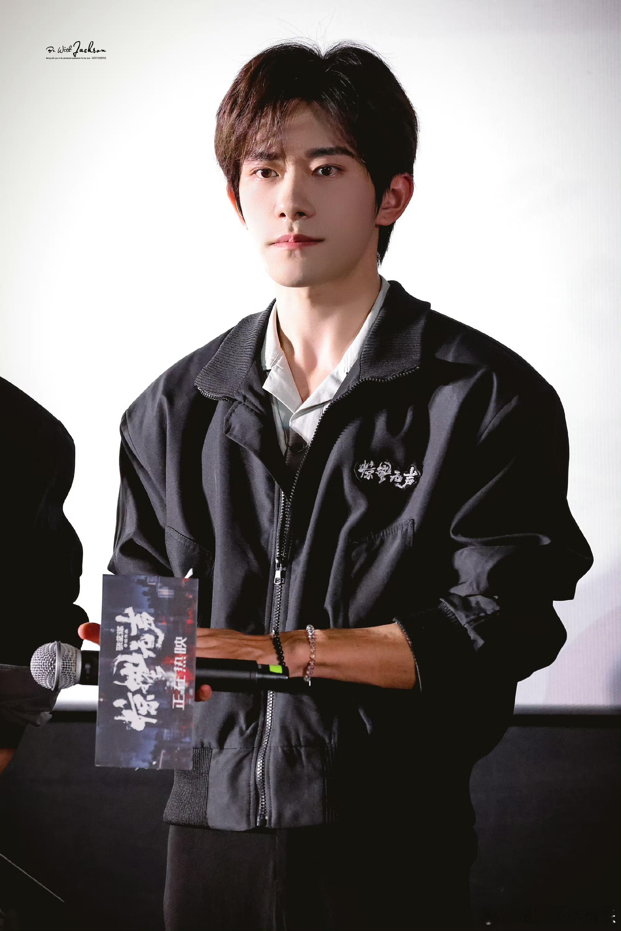 小孩哥认证易烊千玺严迪孤勇者最真诚的致敬！小孩哥对着易烊千玺唱孤勇者，没有华丽的