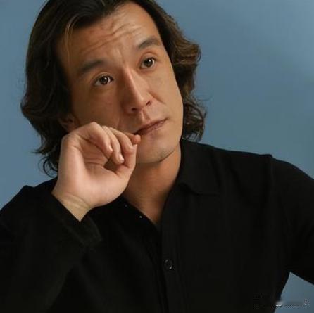 “我不想回中国，把我葬在美国吧。”2018年，李咏因病去世留下巨额遗产，可他并没