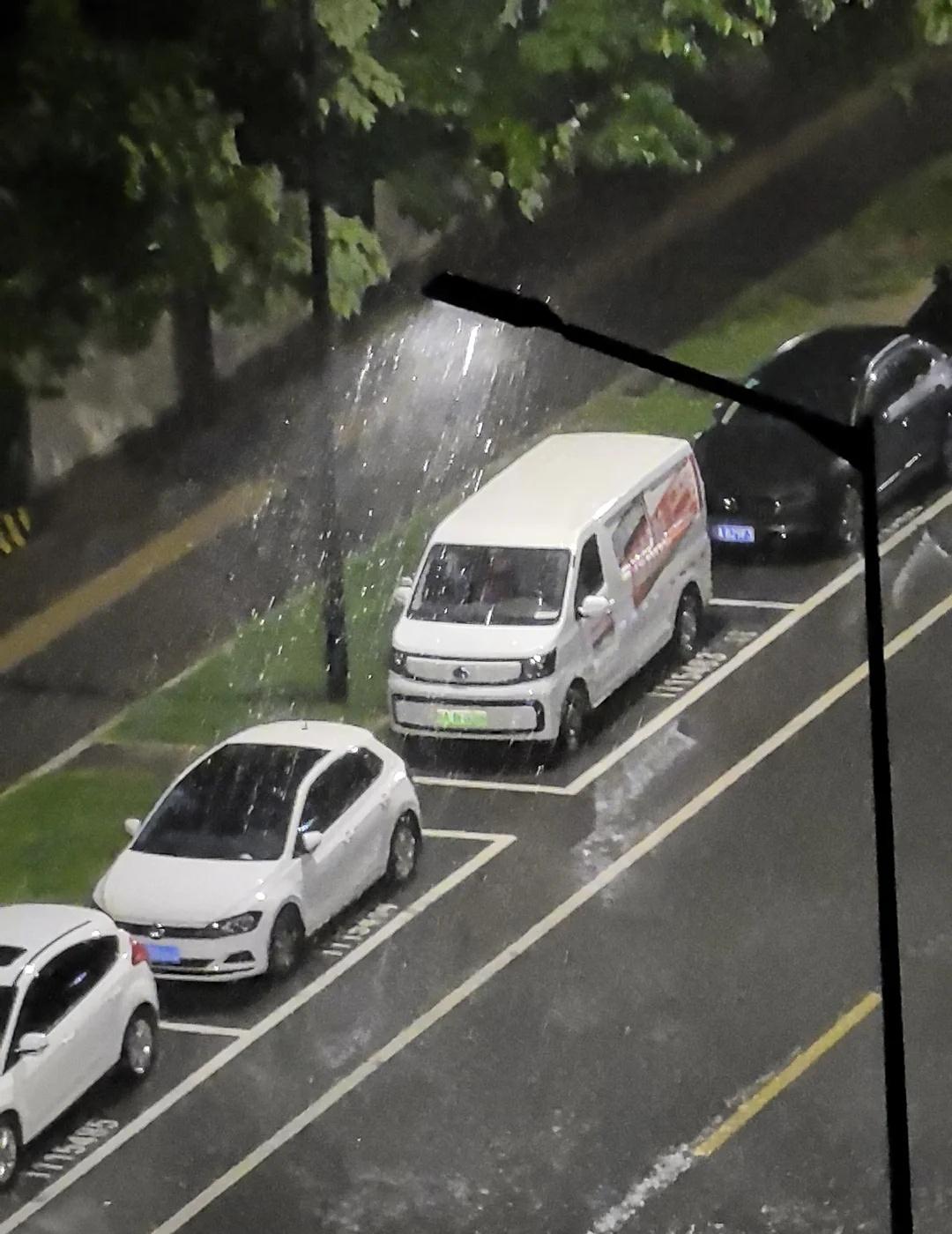 西安这会狂风暴雨😦
我滴神，一阵雷声吓醒人，预报明天才下，这会就可开始了！西安