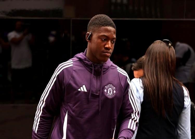 曼联这新星梅努，有点悬了啊。

名宿费迪南德都公开喊话了，让他抓住非洲杯的机会。