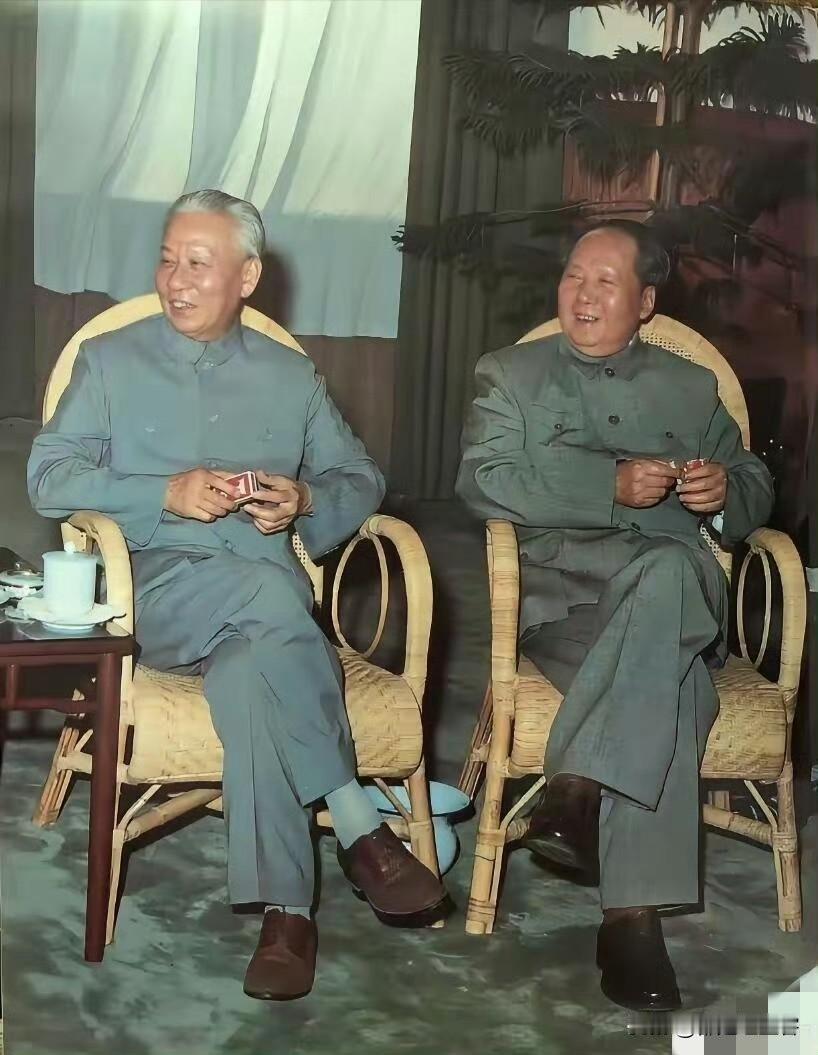 下图为不多见的毛主席和刘少奇的合影照
这张彩色照片拍摄于1965年7月的中南海游