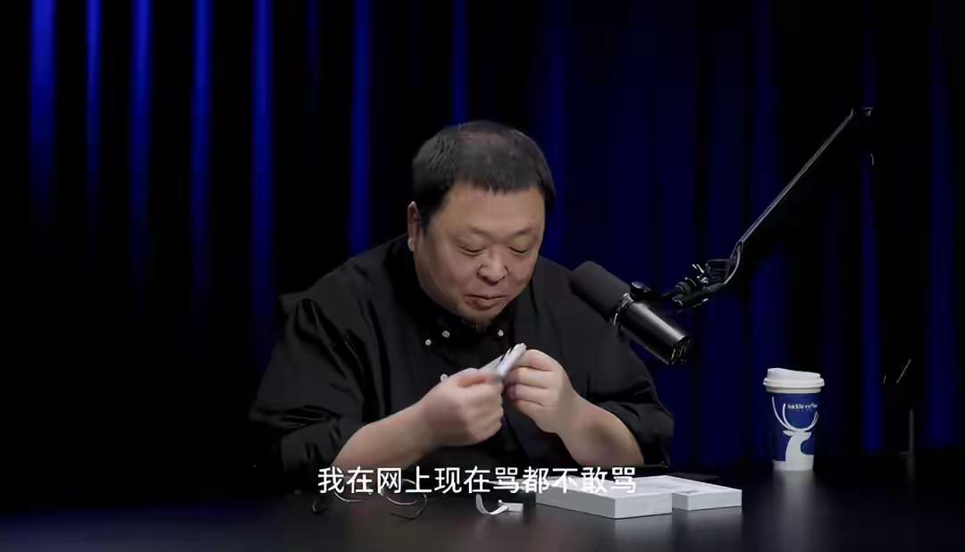苹果手机好不好？
罗永浩都不敢说，
我哪里敢说不好？
不评价，说经历！
当年苹果