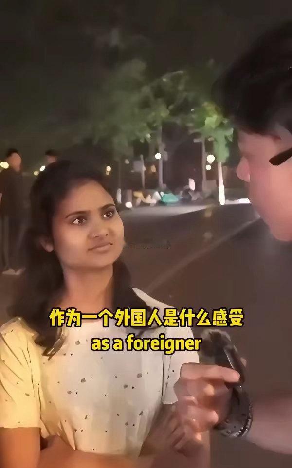 有博主街头采访两名来中国留学的印度留学生：作为外国人，在中国生活的感受怎么样？其