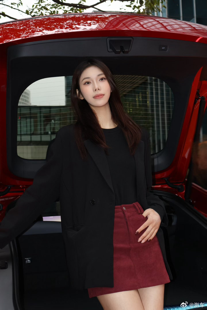 今天去UNO超跑生活节凑了个热闹，被小鹏新P7的新色狠狠拿捏了！红的亮眼，黑的高