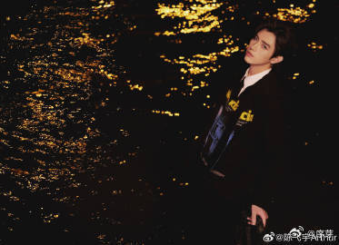 陈飞宇风格大变 陈飞宇这次风格转变太成功啦！深邃五官搭配新造型，混血感直接拉满，