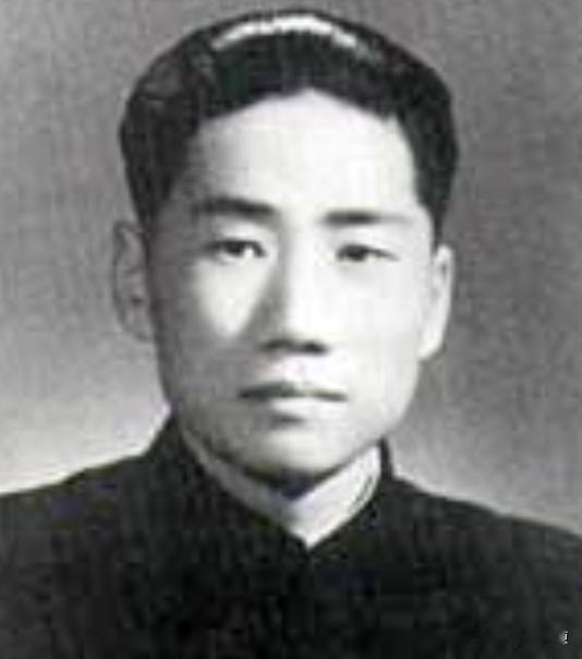 [微笑]1955年，中央派人前往朝鲜将毛岸英坟墓迁回国，可当大家刚开始挖，就突然