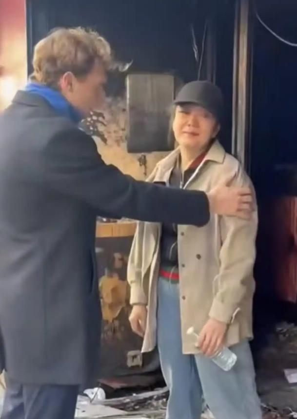 法国骚乱现场采访到个闹事的男子，一句话直接把三观震碎。问他为啥专挑亚裔店铺下手，