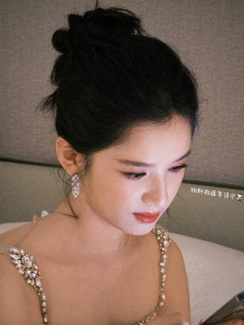 张婧仪超大号浴袍围兜张婧仪裹着浴袍吃饭  最喜欢看小张的plog啦～ 