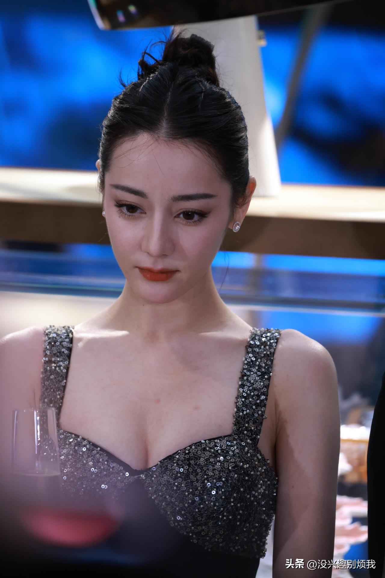 迪丽热巴，如此完美的脸蛋身材