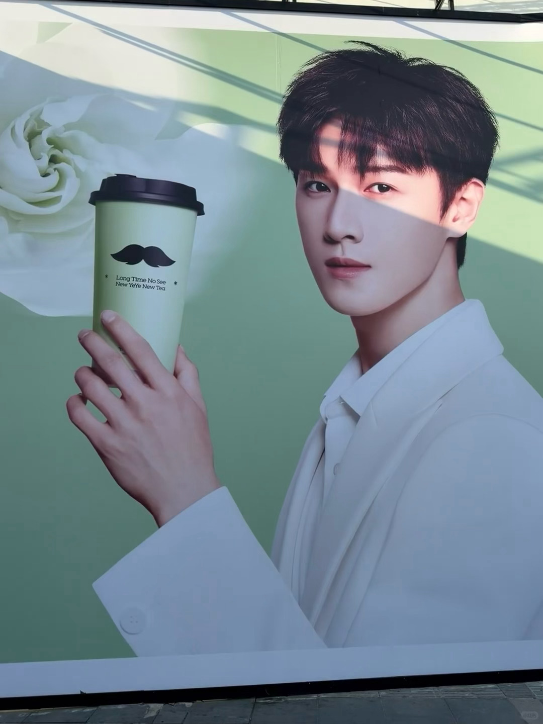 李昀锐上海大地广路透，帅哥就要大屏幕观看！！