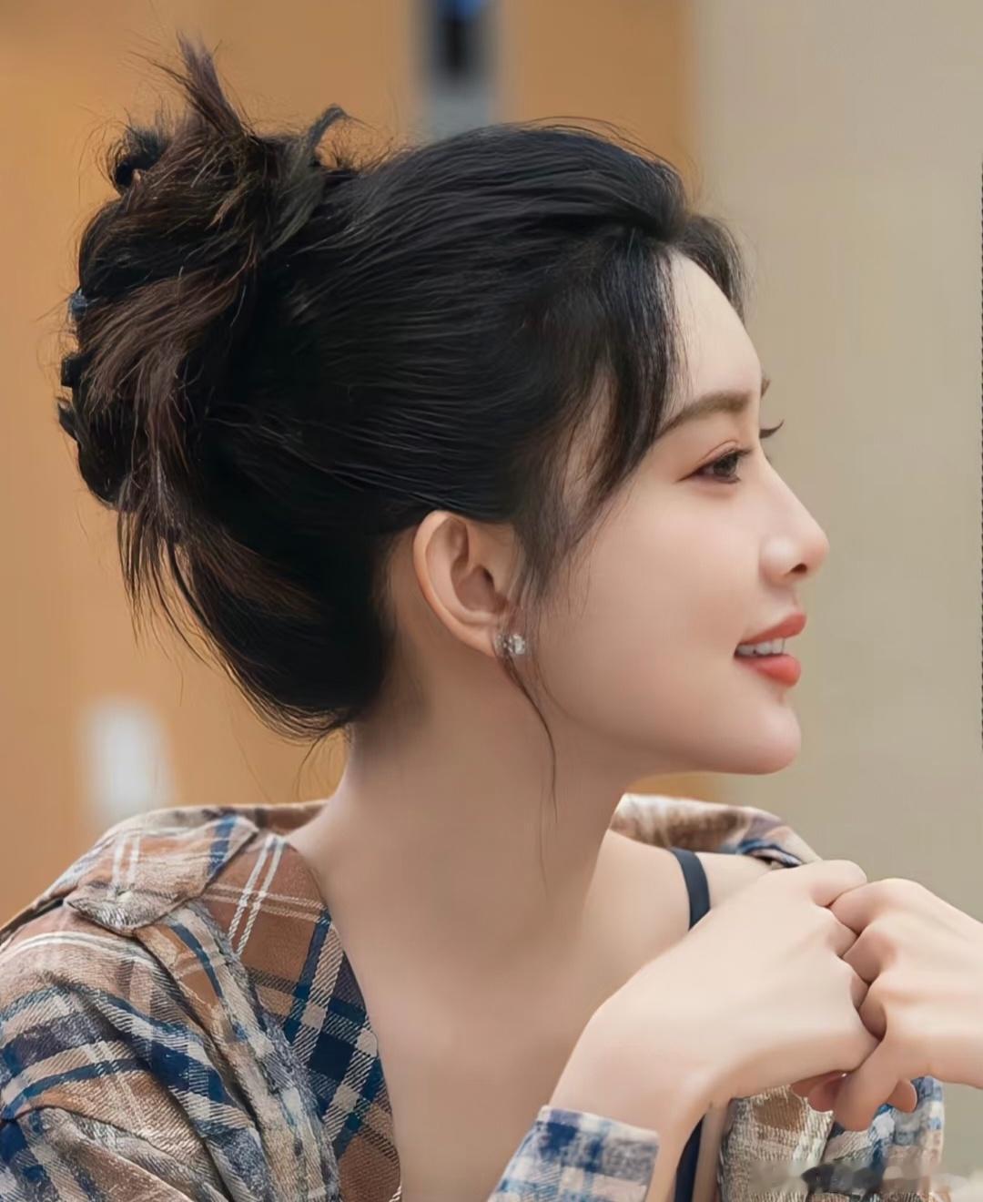 知道孟子义貌美，但是每次看到她相关的路透或者妆造还是会被美到，性格还特别有趣，想