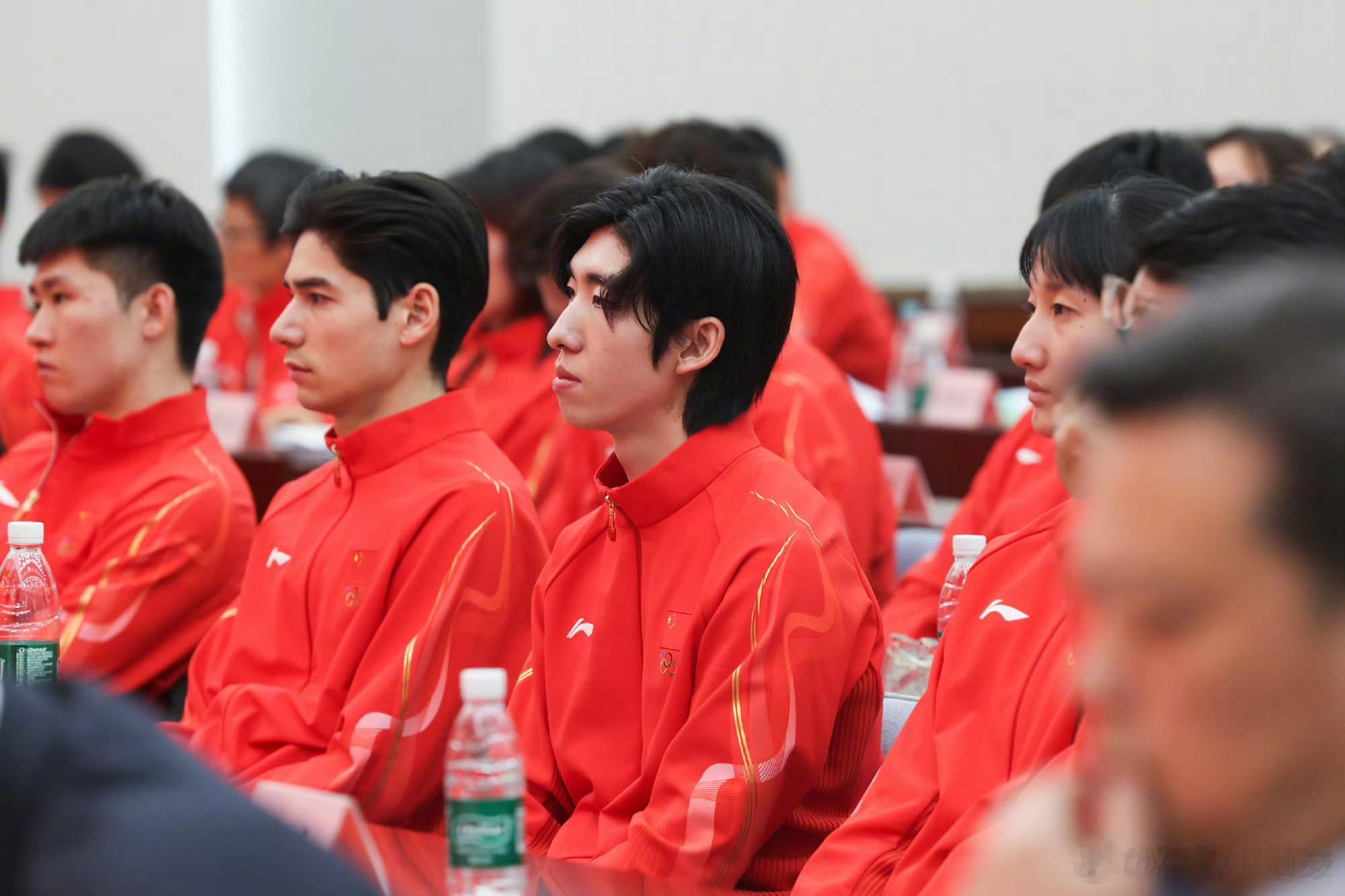 中国短道速滑队出征米兰中国短道速滑队出征米兰！王牌之师满额出击，老将压阵稳军心、