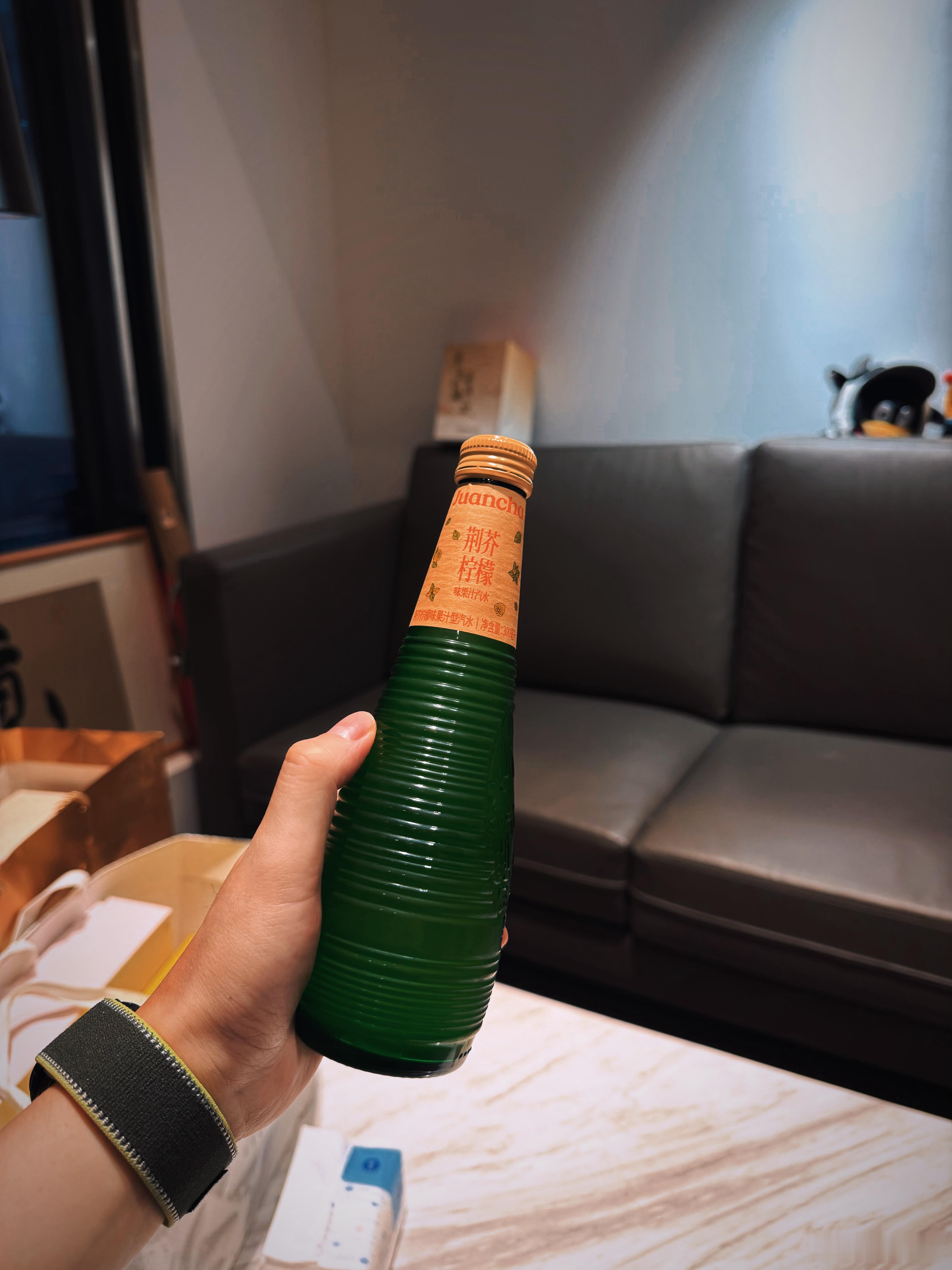 原本以为是黑暗料理，买给同事们拍他们的痛苦表情。没想到还挺受欢迎，他们还爱上了。