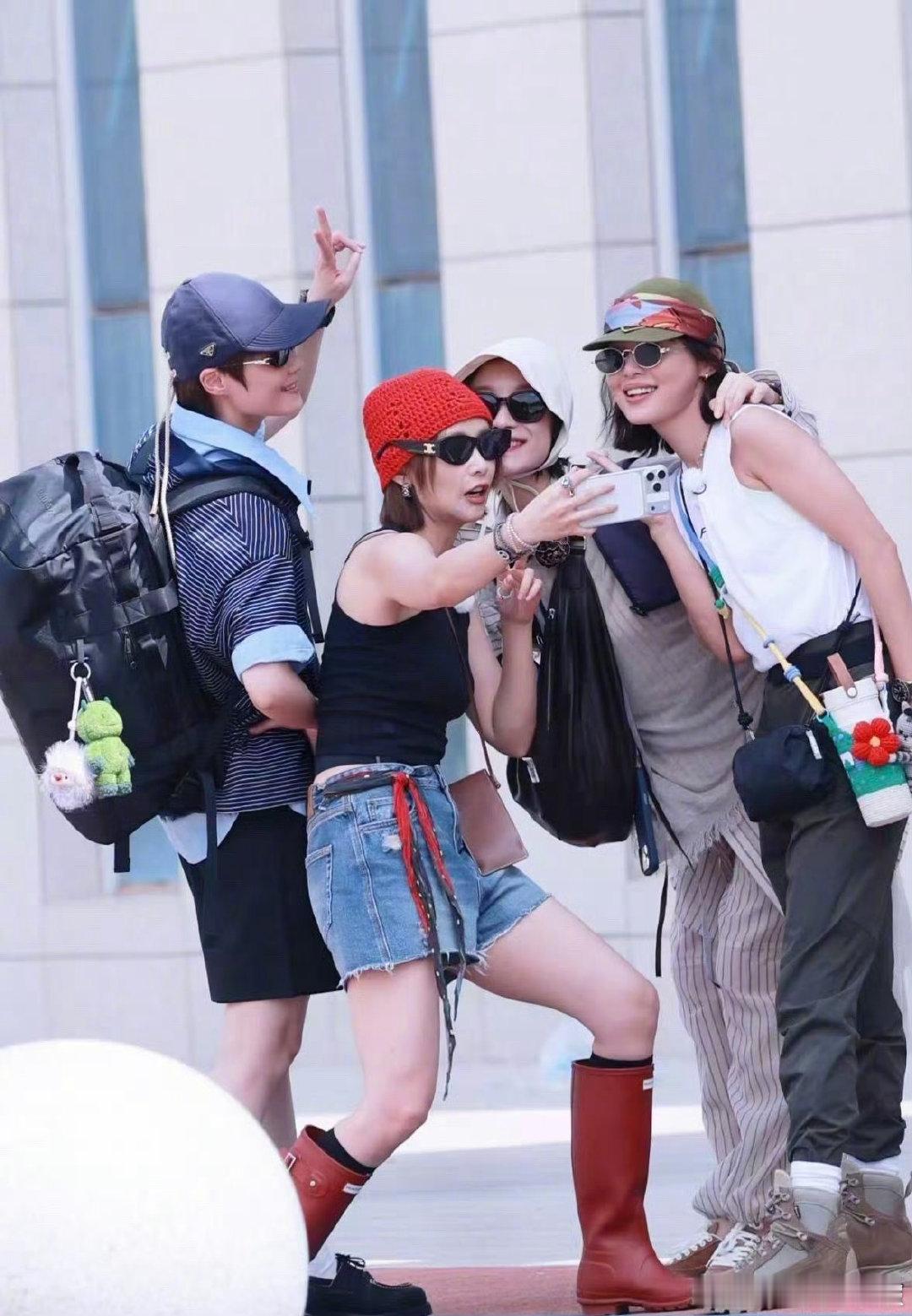 李宇春辛芷蕾高叶倪妮合照李宇春辛芷蕾高叶倪妮新疆路透今年最让人惊喜的旅行综艺嘉宾