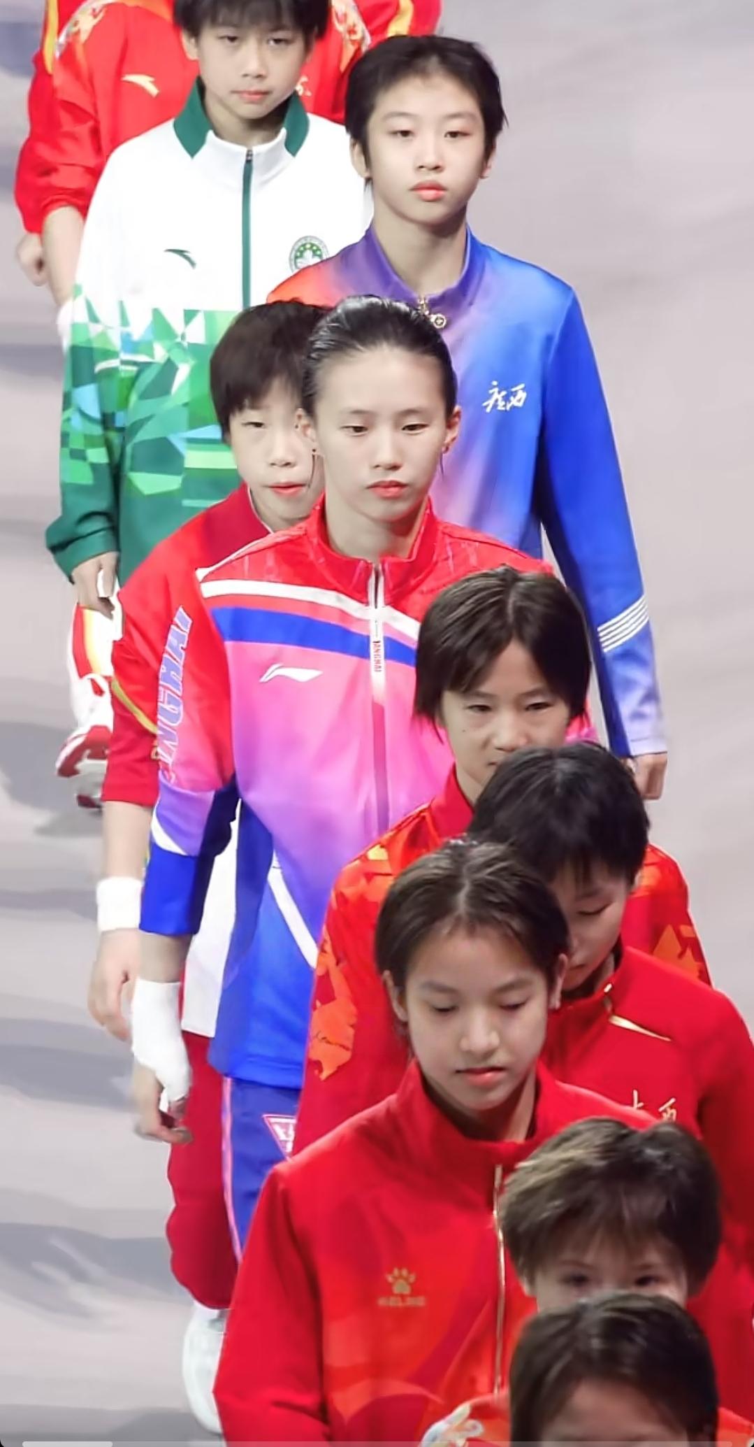 难以想象，小陈经历了长达五年的网暴，能挺住不容易，现在已经成长为中国跳水队的大姐