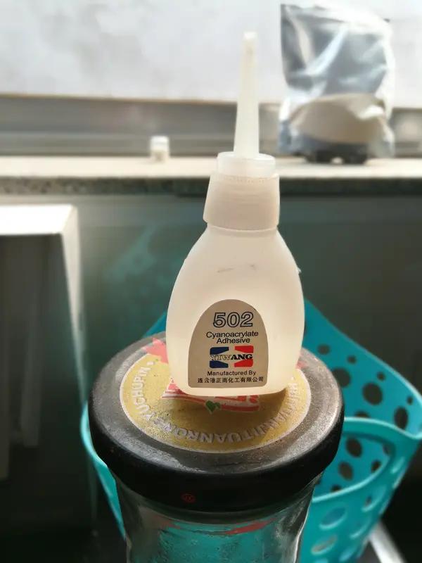 502胶水粘到手上真是件让人头大的事！之前我不小心就把胶水弄手上了，那叫一个难受